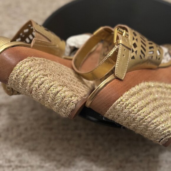 Gold Geometric Cut-Out Wedge Sandals – Size 8.5 - Picture 8 of 11
